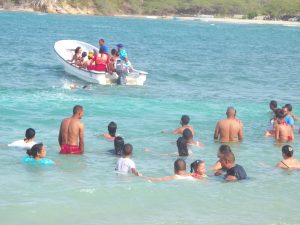 swimmers and boaters off the Buen Hombres beach